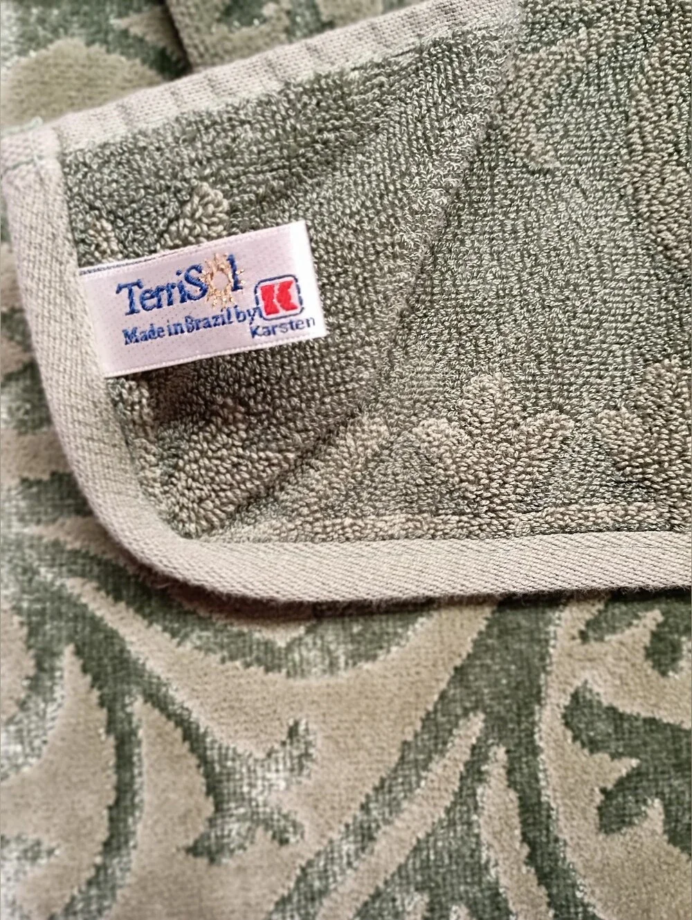2 Green Decorative Bath Towel with Scroll Pattern